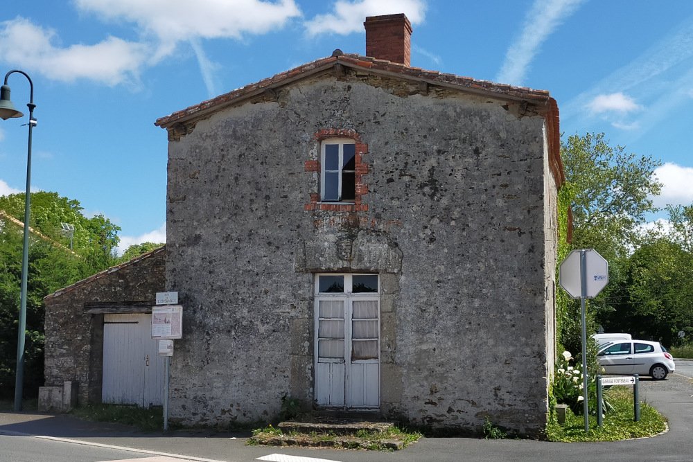 Devant de la maison de Justice