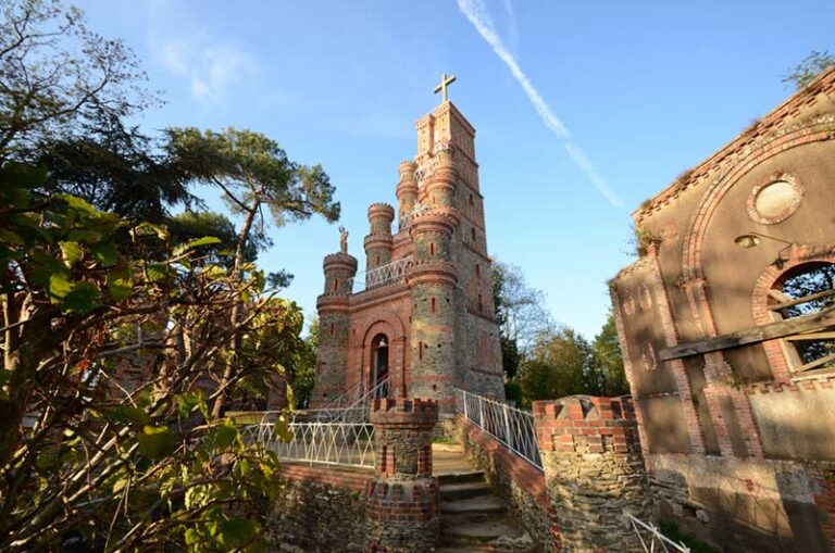 Le sanctuaire de La Salette , monument insolite et remarquable